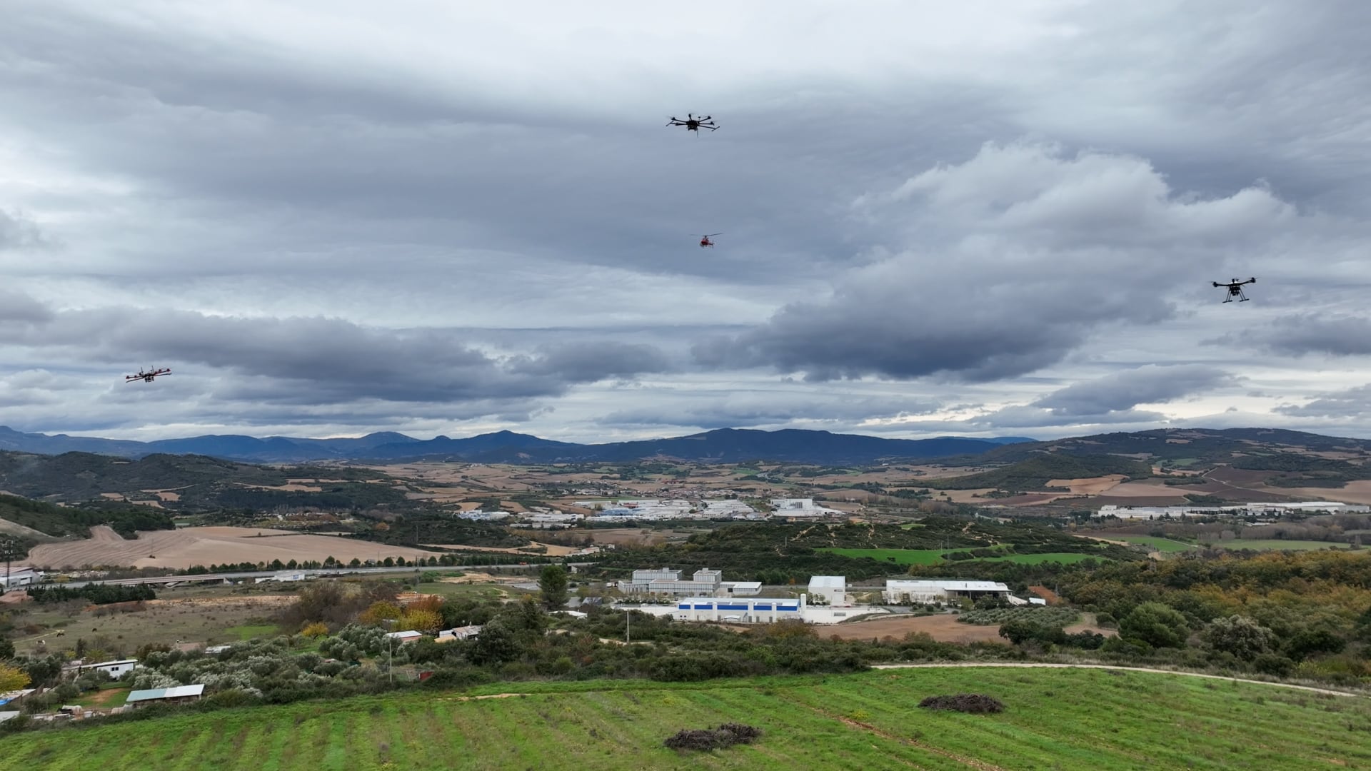 Navarra busca la fórmula para que drones y helicópteros puedan actuar juntos en las emergencias