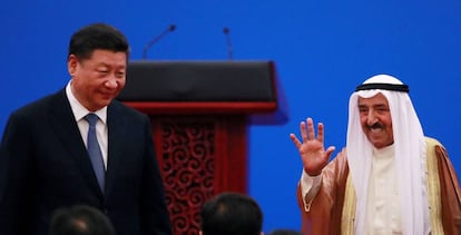 El emir de Kuwait, jeque Sabah al Ahmed al Sabah, junto al presidente chino, Xi Jinping.