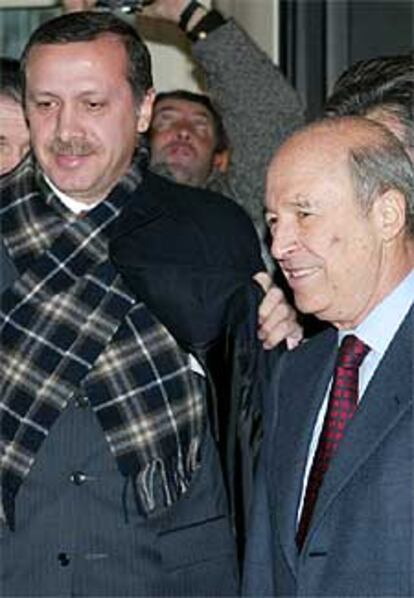 El primer ministro griego, Costas Simitis, a la derecha, junto al líder del partido turco AKP, Tayip Erdogan, antes de la histórica reunión entre la delegación griega y la turca.