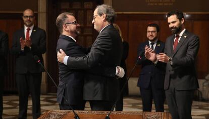 El presidente catalán Quim Torra (derecha) abraza al nuevo consejero Alfred Bosch.