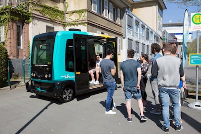 Vehículo autónomo de transporte a demanda en pruebas en Fráncfort, Alemania.