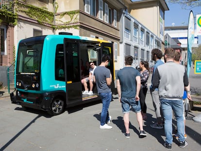 Vehículo autónomo de transporte a demanda en pruebas en Fráncfort, Alemania.