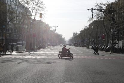 El paseo de Gràcia, que cualquier viernes por la mañana es una de las vías más transitadas de Barcelona, estaba casi vacío este viernes.