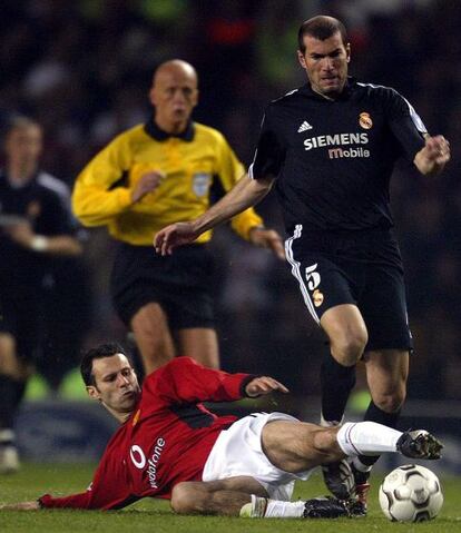 Ryan Giggs, en el suelo, hace una entrada al madridista Zidane en los cuartos de final de la Liga de Campeones de la temporada 2002/2003 en la que el Madrid eliminó a los 'reds'.