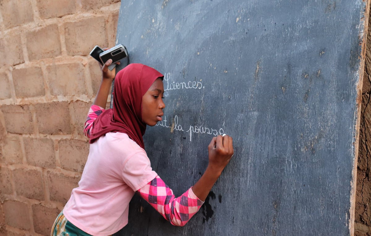 El difícil regreso a clase en el Sur Global: los niños sufren los efectos de los recortes internacionales, las crisis económicas y los desastres