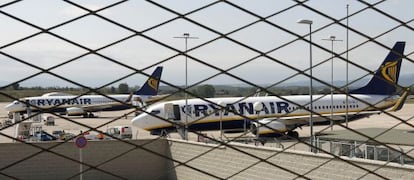 Aviones de Ryanair aparcados en el aeropuerto de Girona.