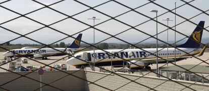 Aviones de Ryanair aparcados en el aeropuerto de Girona.