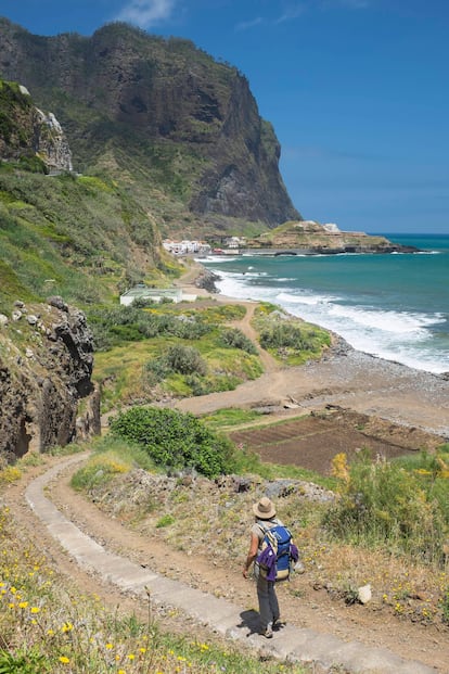 La Penha D’Águia, una roca enorme en la costa que, según los lugareños, se parece a la cabeza de un águila.