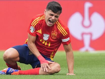 Pedri, en el suelo tras la entrada de Kroos.