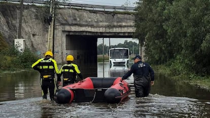 Elementos de Protección Civil avanzan entre las inundaciones de Querétaro, el 24 de agosto.