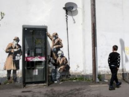 Spy Booth, obra de Banksy em Cheltenham, Inglaterra.