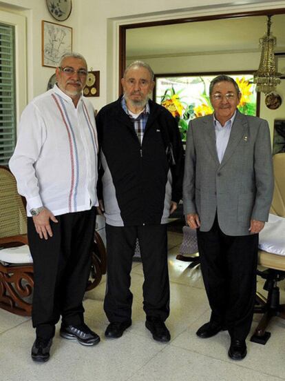 Foto difundida por el Gobierno cubano después de la reunión sostenida ayer viernes 18 de febrero en La Habana entre el presidente de Paraguay, Fernando Lugo, Raúl Castro y Fidel Castro