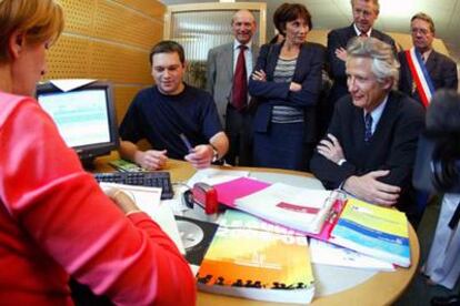 Dominique de Villepin visita una oficina de empleo en Sirris, cerca de París.