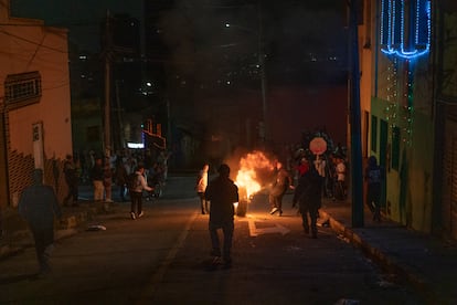 En a?os anteriores, el Escuadrn Mvil Antidisturbios ha llegado al barrio para dispersar los enfrentamientos pero los habitantes los han seguido realizando cada 7 de diciembre.