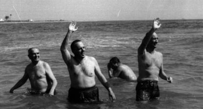 Manuel Fraga en su famoso baño en Palomares para convencer a la población de que no había contaminación radiactiva.
