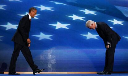 El expresidente Bill Clinton saluda a Barack Obama al término de su discurso en Charlotte este miércoles por la noche.