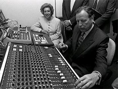 Álvarez del Manzano, junto a la presidenta del Imefe, María Antonia Suarez, en un estudio de radio.