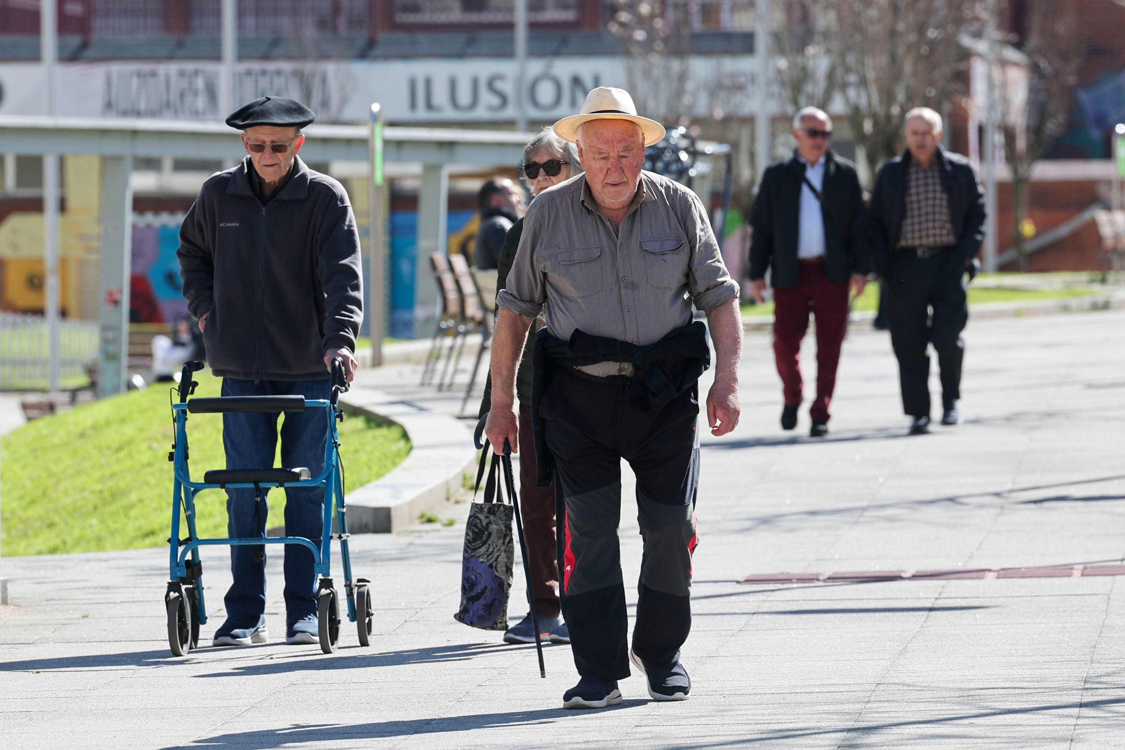 Personas mayores paseando en Bilbao.