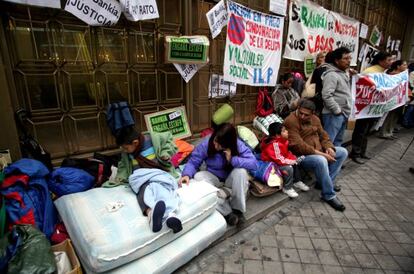 Un grupo de afectados por hipotecas, se concentran ante la sede de Caja Madrid, pra protestar por los desahucios./ Carlos Rosillo