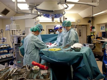 Equipe médica realizando um transplante de útero em abril.