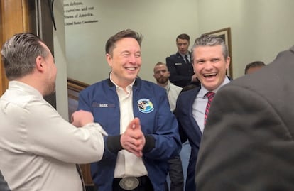 Elon Musk y el secretario de Defensa de Estados Unidos, Pete Hegseth (derecha) este viernes en el Pentágono en Washington, D.C.