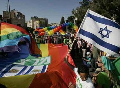 Activistas gays israelíes en una marcha en el centro de Jerusalén en junio de 2007.