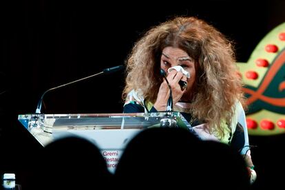 La cantante y actriz Lolita se emociona durante el discurso que dedic este martes a Joan Manuel Serrat en Barcelona.