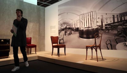 Dos de las sillas del Caf&eacute; Museum realizado por Loos en Viena en 1899 y fotograf&iacute;a del establecimiento. 