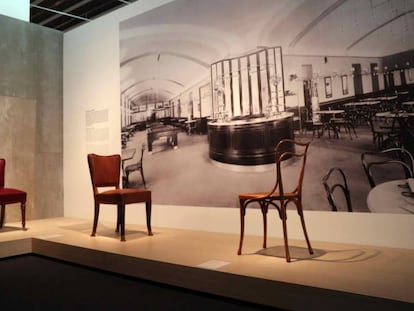 Dos de las sillas del Caf&eacute; Museum realizado por Loos en Viena en 1899 y fotograf&iacute;a del establecimiento. 