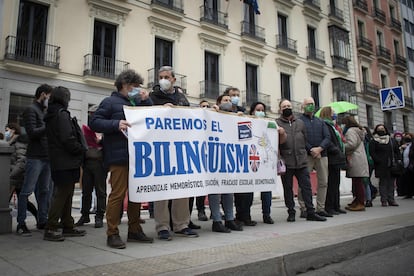 Concentración de críticos del programa de bilingüismo en Madrid en 2021 en el centro de la capital frente a las sedes del Ministerio de Educación y la Consejería de Educación de Madrid.