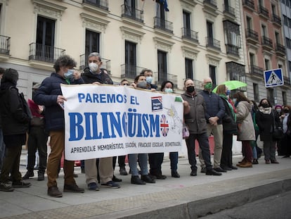 Concentración de críticos del programa de bilingüismo en Madrid el sábado por la tarde en el centro de la capital frente a las sedes del Ministerio de Educación y la Consejería de Educación de Madrid.