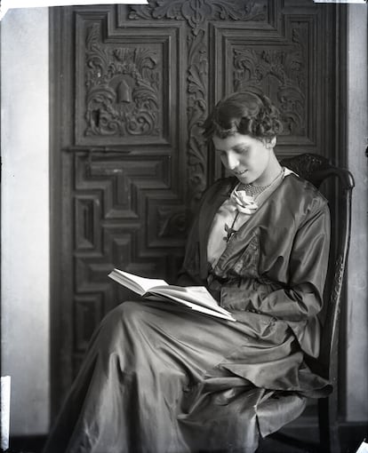 Fotografía en cristal de Zenobia leyendo. Nueva York, 1916. Casa Museo Zenobia-Juan Ramón Jiménez de Moguer.