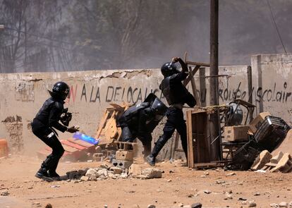 Las fuerzas de seguridad se enfrentan a seguidores del líder opositor senegalés Ousmane Sonko, este jueves en Dakar.