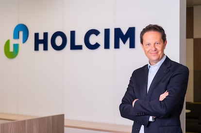 Ricardo de Pablos pasa a ser el director general de Holcim España. El hasta ahora director comercial de cemento sustituye en el cargo a Carmen Díaz, que ha sido nombrada directora de personal del grupo. De Pablos lleva desde 2005 vinculado a la compañía, donde ha de­sempeñado diferentes cargos dentro del área comercial. Ha sido director regional de todas las líneas de negocio en el área mediterránea y, en julio de 2016, fue nombrado director de exportaciones.