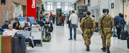 Dos militares patrullan el aeropuerto internacional Marco Polo, en Venecia (Italia).