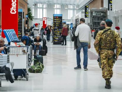 Dos militares patrullan el aeropuerto internacional Marco Polo, en Venecia (Italia).