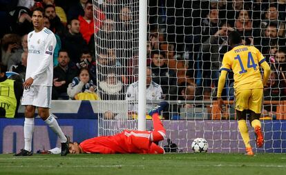Keylor Navas se lamenta en el suelo después del segundo gol marcado de Mario Mandzukic.