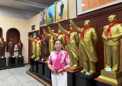 Xiao Xiping, dueña y cofundadora junto a su marido de la mayor fábrica de esculturas de bronce de Mao Zedong, en Shaoshan, el pueblo donde nació Mao, el martes 24 de septiembre.