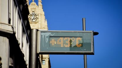 Un termómetro al sol marca la temperatura en Gran Vía, en Madrid.