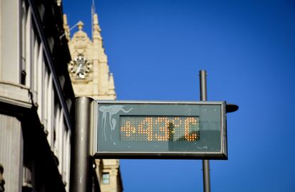 Un termómetro al sol marca la temperatura en Gran Vía, en Madrid.