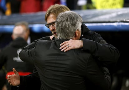 Ancelotti y Klopp se saludan antes del encuentro.