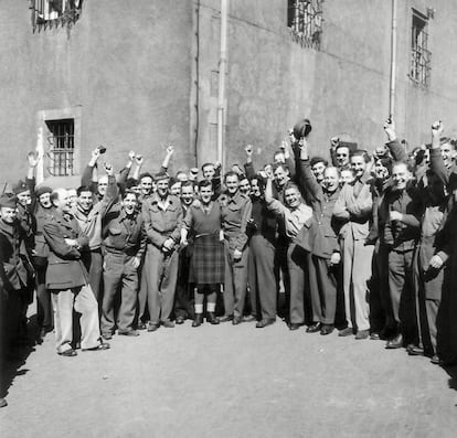 Un grupo de prisioneros británicos vitorean en Colditz a sus libertadores en 1945.