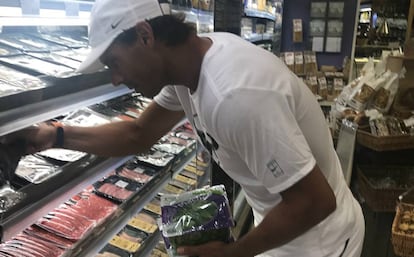 Rafa Nadal haciendo la compra en Wimbledon.