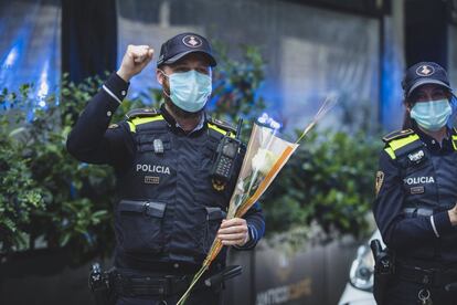 Un policía, durante la celebración de Sant Jordi en el Hospital Clínic de Barcelona.