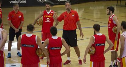 Orenga se dirige a los jugadores en presencia de Toni Caparrós, a la izquierda