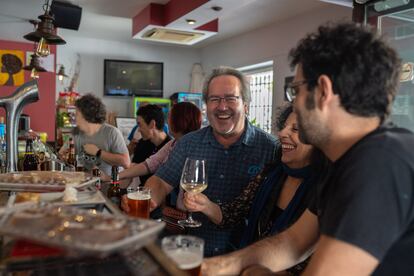 Francisco Guarido, su esposa y teniente de alcalde Laura Rivera y David Viñas, miembro del gabinete de alcaldía, en el bar La Esquina.