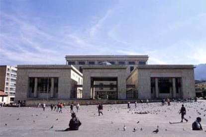 El Palacio de Justicia de Bogotá, que se levanta en el costado norte de la plaza de Simón Bolívar.