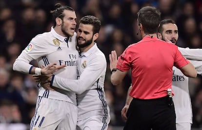 Nacho tiene que sujetar a Bale después de la expulsión.