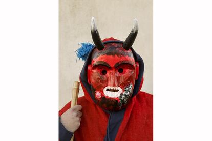 Un hombre posa con una máscara de diablo.
