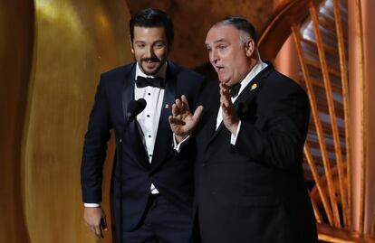 Diego Luna (izquierda) y el cocinero José Andrés presentan la película 'Roma' nominada a mejor película.
